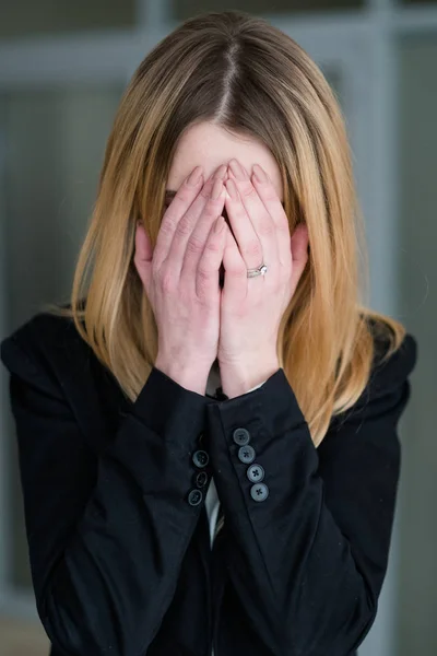 Emoção triste perturbado mulher cobrindo as mãos chorando — Fotografia de Stock