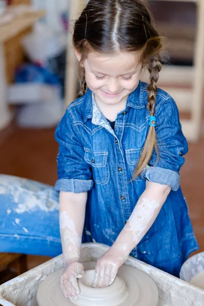 Pasatiempo infantil cerámica creativa ocio arte chica arcilla —  Fotos de Stock
