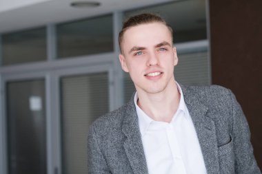 iş gülümseyen adam başarılı şirket CEO'su