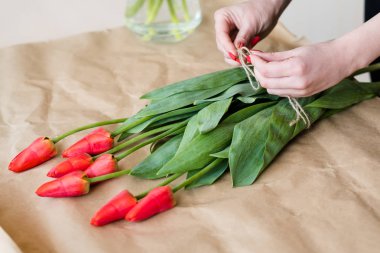 Çiçekçi Çiçek buketi kırmızı lale kompozisyon çalışmak