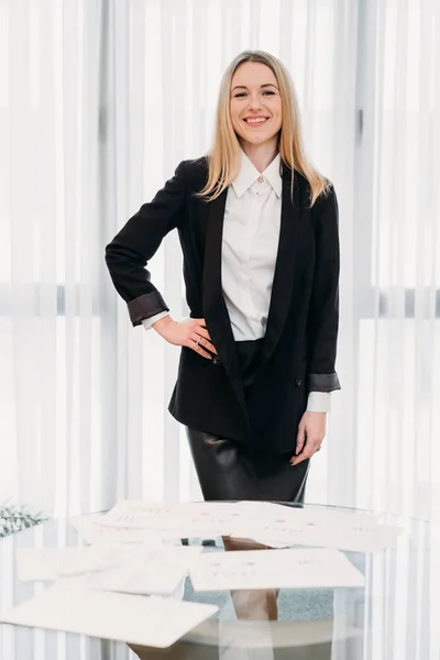 Geschäftsfrau frau karriere firma manager arbeit — Stockfoto