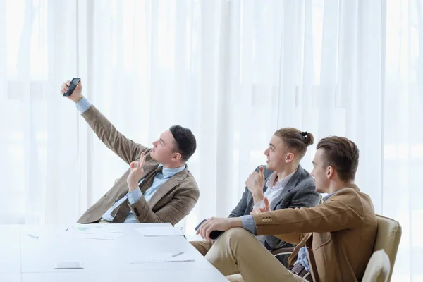 Γραφείο άνδρες του selfie εθισμός τρόπο ζωής επιχειρήσεων — Φωτογραφία Αρχείου