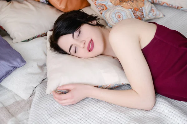 Siang hari tidur siang manis wanita mimpi tersenyum tidur — Stok Foto