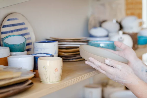 Керамічна майстерня ремесло глиняний глечик ручної роботи посуд — стокове фото