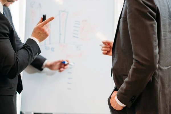 Reunião de escritório discutir diagrama de negócios argumento — Fotografia de Stock