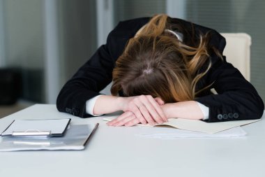yorgun Kadın Danışma overworking son tarih stres