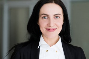 duygu mutlu gülümseyen neşeli memnun kadın yüz