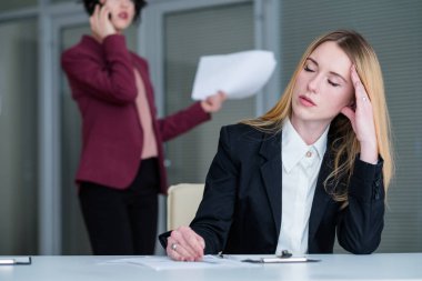 yorgunluk overworking yorgun kadın ofis çalışma alanı