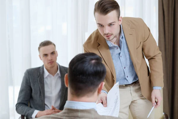 Chefe grave empregado insatisfeito negócio estrito — Fotografia de Stock