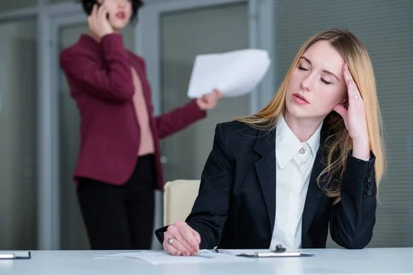 Übermüdung müde Frau Büroarbeitsplätze — Stockfoto