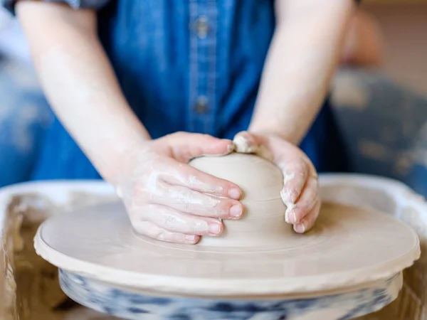 Дитяче хобі креативне гончарне дозвілля мистецтво дівчина глина — стокове фото