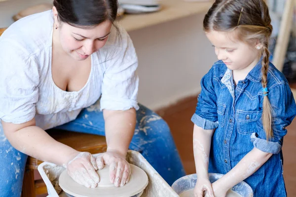 Keramiek kunst therapie creatieve vrijetijdsbesteding leren meisje — Stockfoto