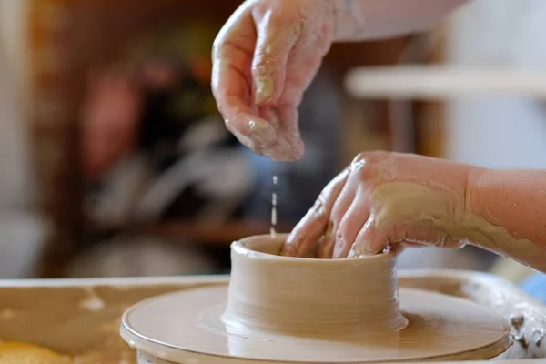手工制作的爱好陶器课程 车间主班 波特在车削车轮上形成粘土 — 图库照片