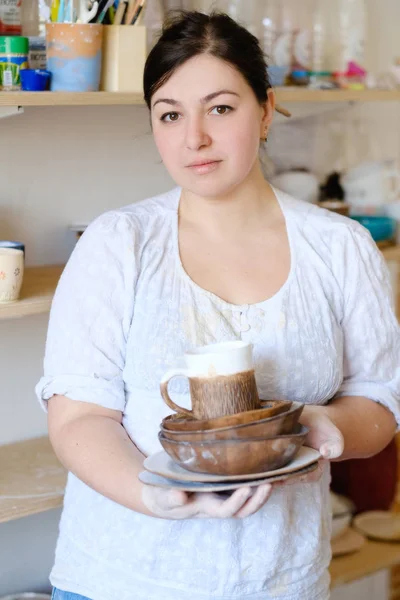 Cerâmica mulher de negócios segurar placa de louça artesanato — Fotografia de Stock