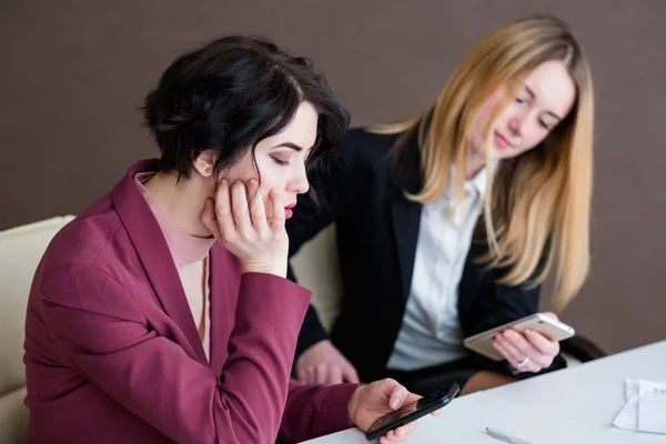 Gelangweilte Geschäftsfrauen Büromüßiggänger suchen Telefon — Stockfoto