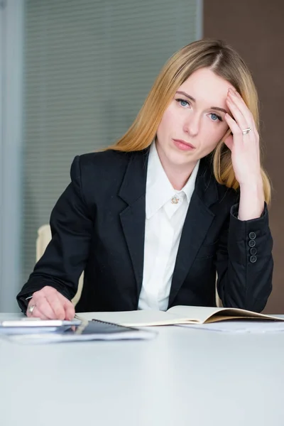 Sobrecarga de trabalho cansado escritório senhora de negócios — Fotografia de Stock