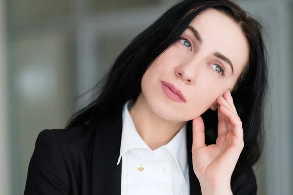 Emozione faccia pensieroso malinconico pensoso triste donna — Foto Stock