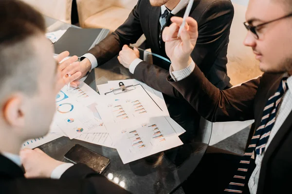 Equipo de negocios reunión profesional discutir mercado —  Fotos de Stock