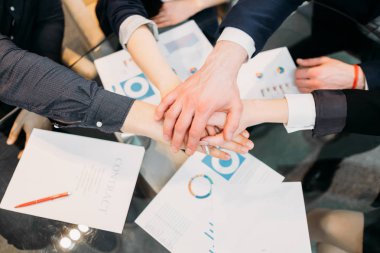 ekip çalışması birlik iş insanlar el ele tutusun