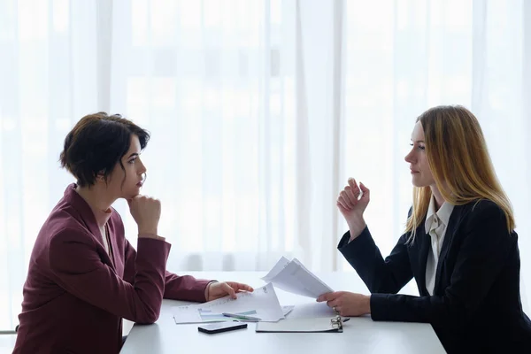 Negociación de negocios comunicación mujeres oficina —  Fotos de Stock