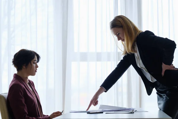 Jefe regaño empleado negocio mujer reprensión —  Fotos de Stock