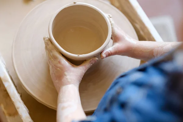 Keramika řemeslníci hobby ruce tvar hlíny kolo — Stock fotografie
