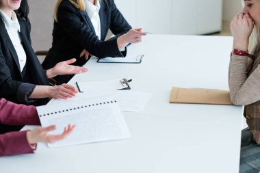 Patron sitem çalışan iş kadını kınama