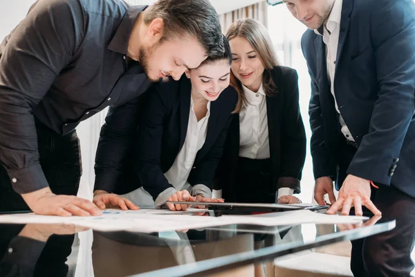 Équipe réussie hommes d'affaires femmes espace de travail — Photo