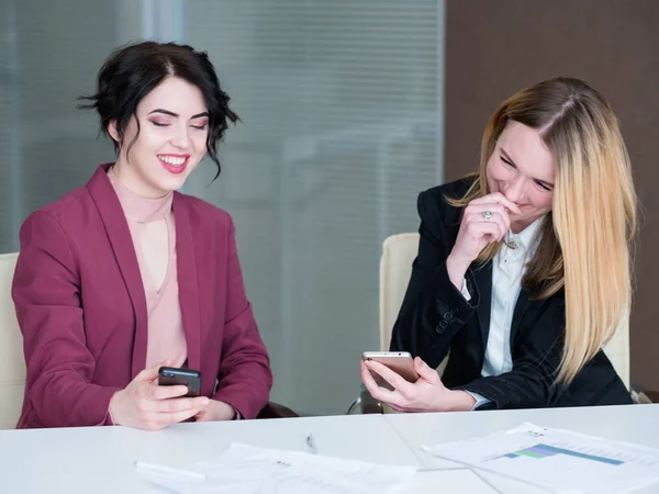 Müßiggänger Handy lachen Geschäftsfrauen — Stockfoto