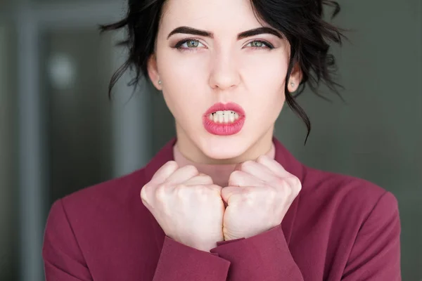 Emotionen Gesicht wütend verrückt Kreuz wütend geballte Faust — Stockfoto