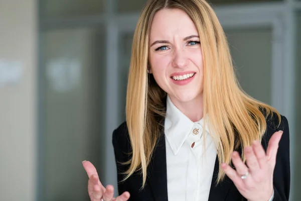 Emoção atordoado perplexo espantado mulher — Fotografia de Stock