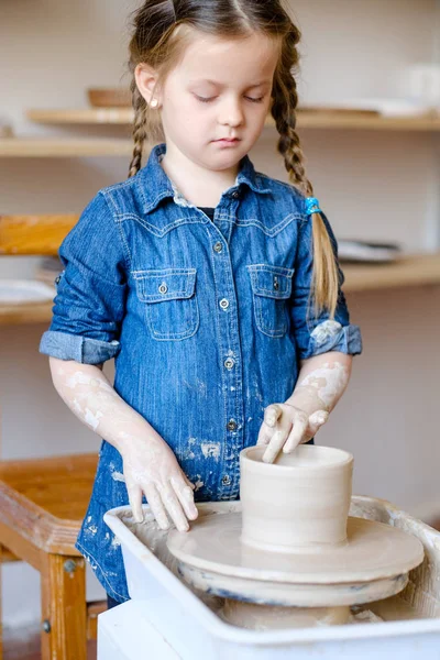 Alfarería artesanía hobby chica forma rueda de arcilla —  Fotos de Stock
