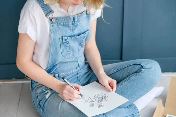 Leisure art talent expression girl drawing picture — Stock Photo, Image