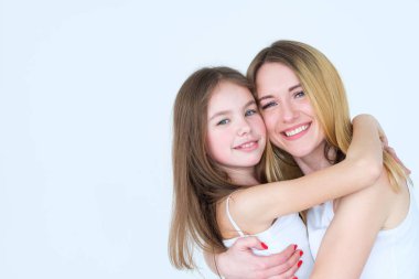 Anne ve kızı dostluk. duygu ve duyguları ifade sevgi dolu. sıkı aile hugs.