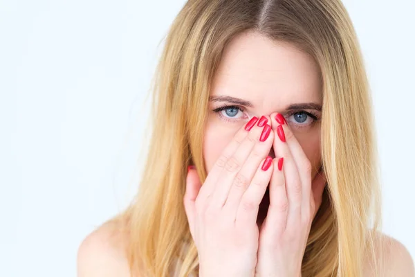 Emoción cara triste disgustada mujer cubriendo la cara manos — Foto de Stock