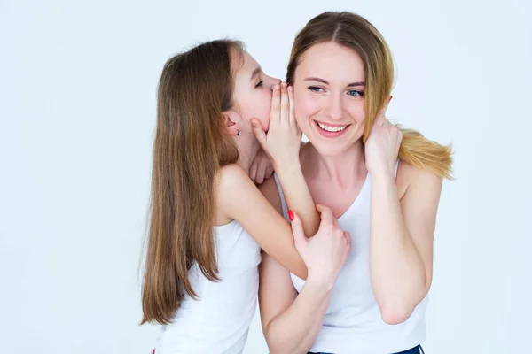 Hemliga familjen förtroende relation dotter viskning — Stockfoto