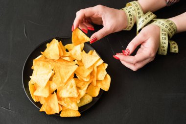 Lokanta aperatifler kötü beslenme alışkanlığı kadın cipsi yemek