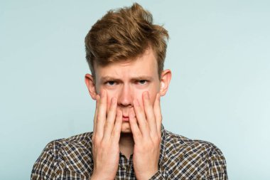 üzgün rueful depresif ponponsuz adam yüz duygu