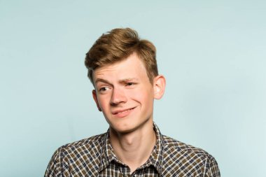 şüpheli adam kaş ironik yükselterek alay