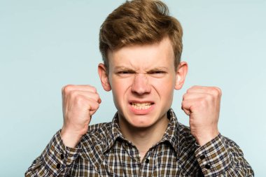 Adam yüz ifadesi bozuk öldürmek öfke nefret ediyorum