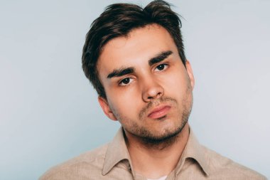 meydan okuma saldırganlık provokasyon yüz ifadesi