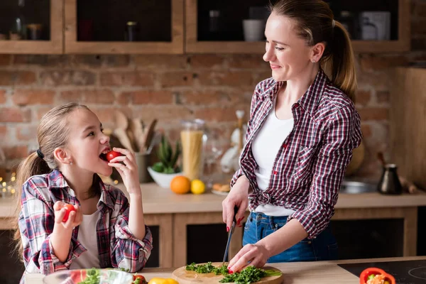 Щаслива сім'я кухар мама готує їжу домашня кухня — стокове фото