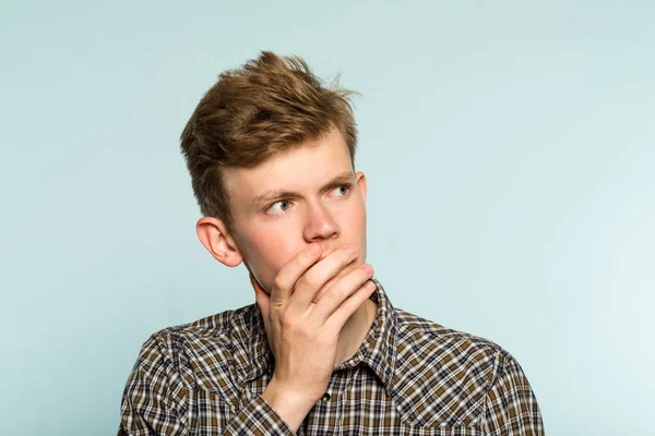 Raadsel verwarde man denken op zoek zijwaarts — Stockfoto