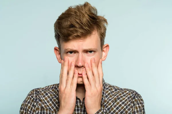 Trauriger, depressiver, freudloser Mann steht Gefühlen gegenüber — Stockfoto