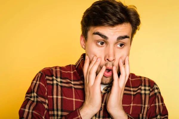 Überraschter erstaunter Mann keucht vor Rührung — Stockfoto