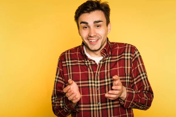 Sorprendido divertido sin palabras hombre sonriendo emoción — Foto de Stock