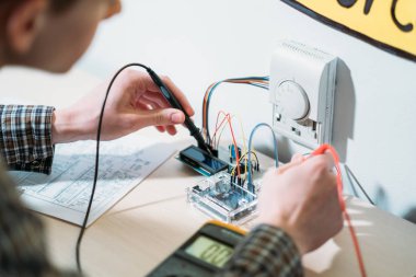 Akıllı ev sistemi montajı elektronik bileşen