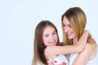 Anne kızı sarılmak mutlu neşeli çocukluk