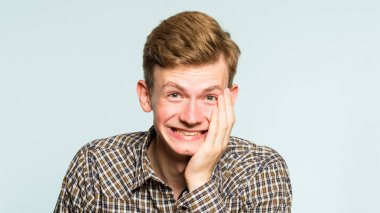 mutluluk keyfi kahkaha adam geniş sırıtış duygu