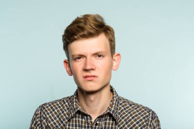 adam küçümseyen küçümseyen saygısız ifade